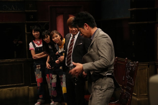 「桃色つるべ」に出演するテンダラー（右）と、ももいろクローバーZのメンバーたち。(c)関西テレビ