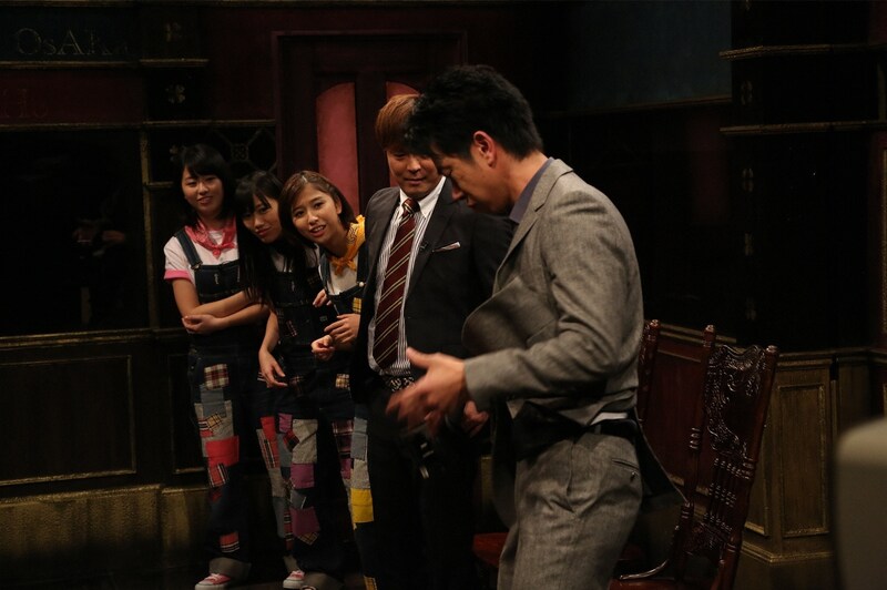 「桃色つるべ」に出演するテンダラー（右）と、ももいろクローバーZのメンバーたち。(c)関西テレビ