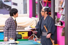 「ウレロ☆無限大少女」第7話「マモレ☆無限大少女」のワンシーン。左から、バカリズム、東京03角田。