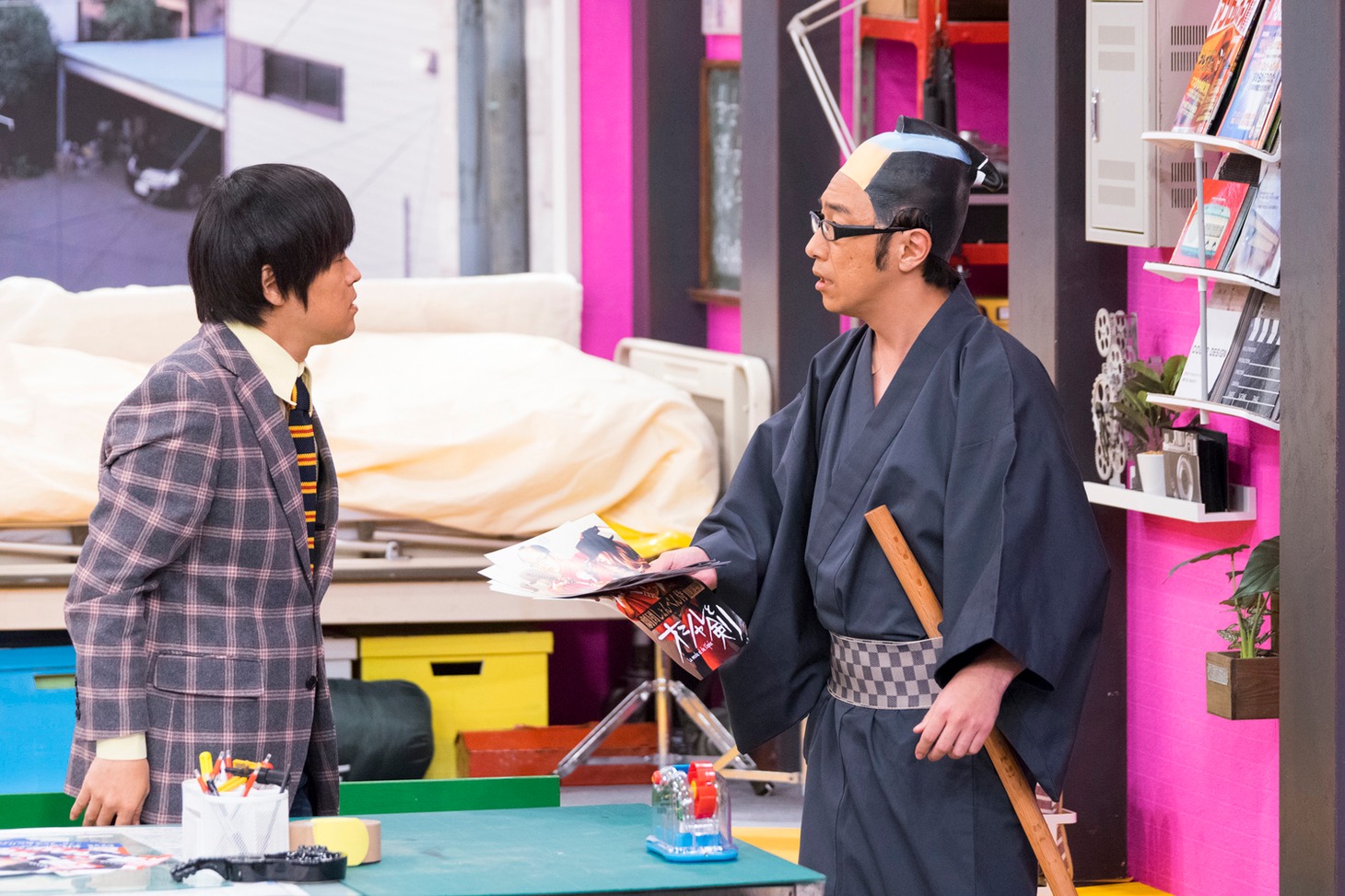 「ウレロ☆無限大少女」第7話「マモレ☆無限大少女」のワンシーン。左から、バカリズム、東京03角田。