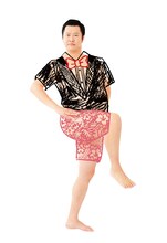 「ゼクシィ」2016年4月号に登場するとにかく明るい安村。