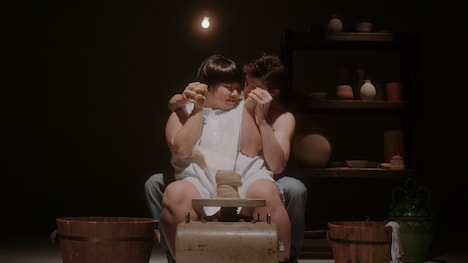 「ゴースト」のデミ・ムーアになりきる渡辺直美（手前）。(c)BeeTV