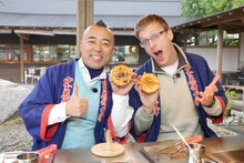 「極上空間 ～小さなクルマ、大きな未来。～」に出演し、草加せんべいの手焼き体験を楽しむ（左から）TIMゴルゴ松本、厚切りジェイソン。(c)BS朝日