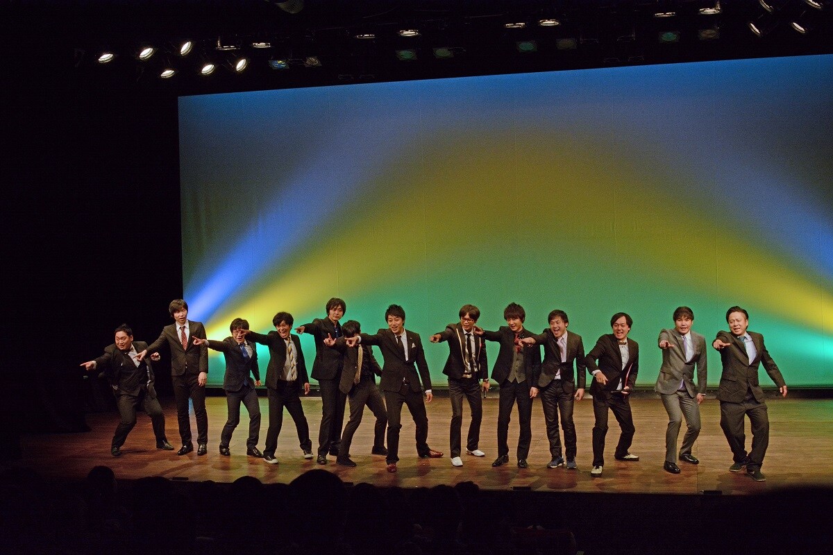 ライブのオープニングの様子。