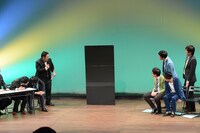 真っ黒なボードを使ったクイズネタを披露する三福エンターテイメント。