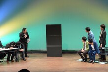 真っ黒なボードを使ったクイズネタを披露する三福エンターテイメント。