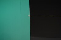 真っ黒なボードから指を出す三福エンターテイメント。