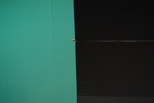 真っ黒なボードから指を出す三福エンターテイメント。