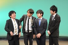 4人漫才を披露する（左から）流れ星ちゅうえい、磁石・永沢、風藤松原・風藤、三拍子・高倉。