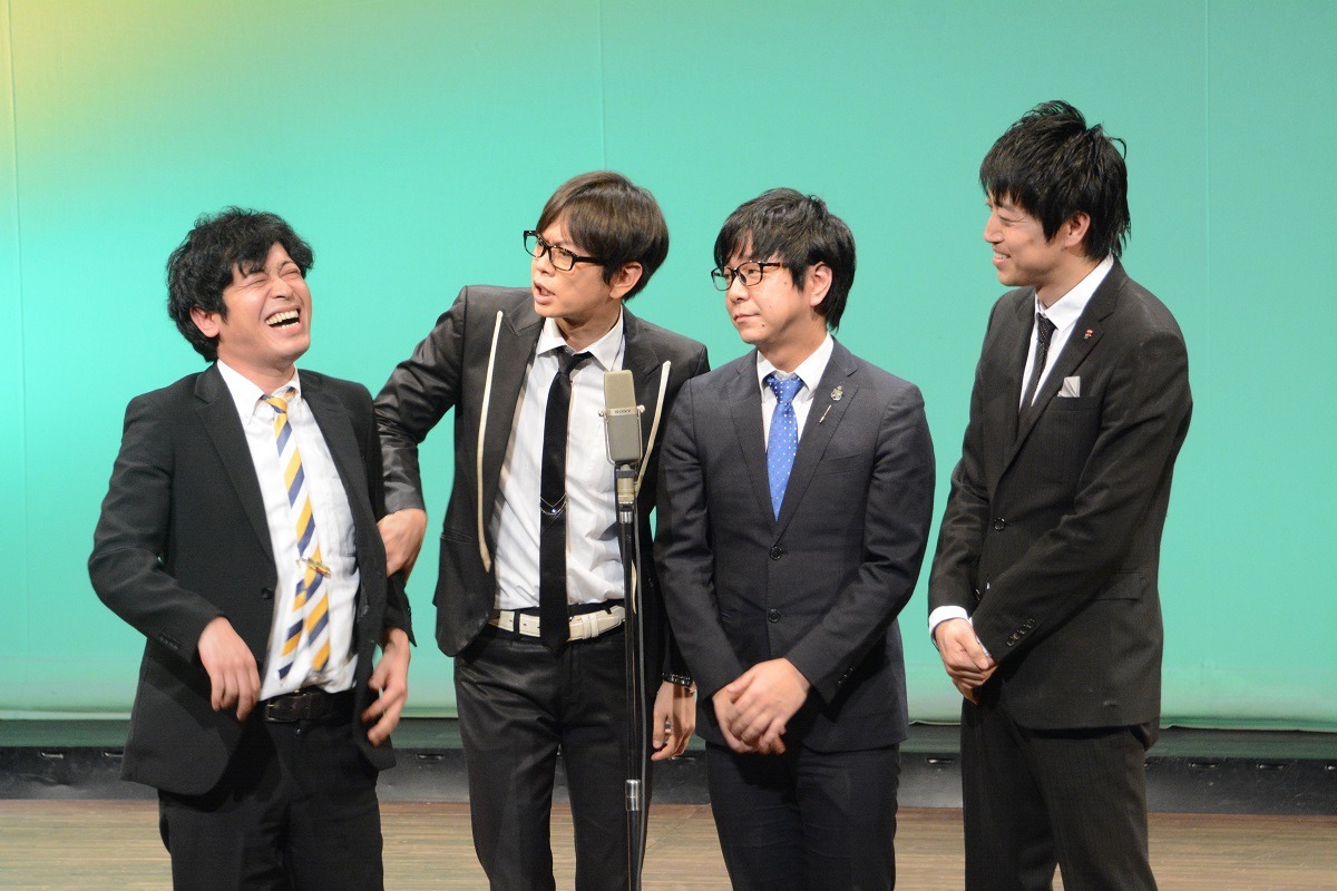 4人漫才を披露する（左から）流れ星ちゅうえい、磁石・永沢、風藤松原・風藤、三拍子・高倉。