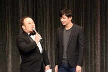 2月11日開催「POISON吉田が5人と漫才」の様子。左からMCのアホマイルド坂本、POISON GIRL BAND吉田。