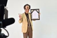 芸歴60年目の宣材写真撮影に臨むライセンス藤原。