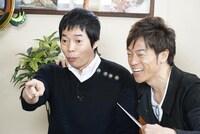 左から今田耕司、陣内智則。(c)読売テレビ