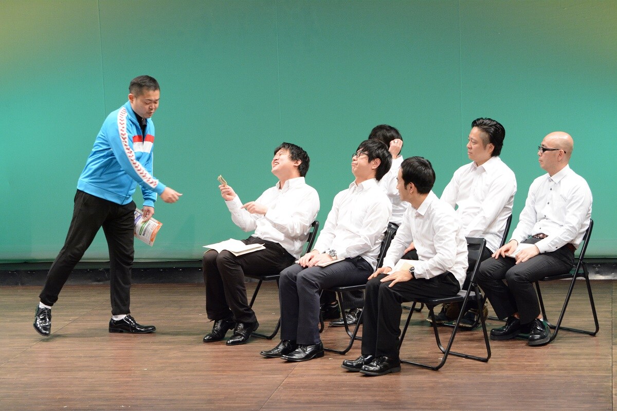 教師を演じるキャン×キャン長浜（左）と生徒役のFKDZメンバー。