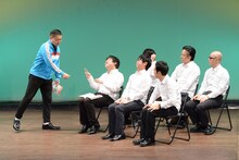 教師を演じるキャン×キャン長浜（左）と生徒役のFKDZメンバー。