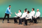 教師を演じるキャン×キャン長浜(左)と生徒役のFKDZメンバー。
