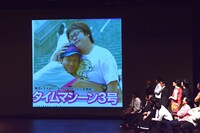 10年前のタイムマシーン3号の写真にツッコミを入れるFKDZメンバーたち。