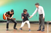 コント「癒しんぼ倶楽部」のワンシーン。