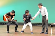 コント「癒しんぼ倶楽部」のワンシーン。