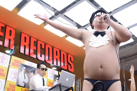 「T-BACK」を披露するT-STYLE。