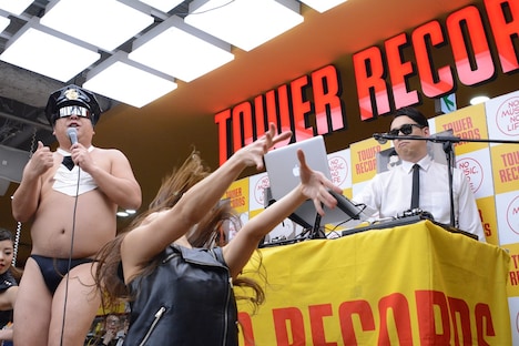 2回目の「T-BACK」を披露するT-STYLE。