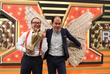 1000万円の翼を生やしたトレンディエンジェル斎藤（右）。