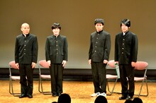 来場したファンとともに「起立、礼、着席」の挨拶を行う（左から）ラブレターズ、うしろシティ。