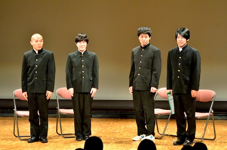 来場したファンとともに「起立、礼、着席」の挨拶を行う（左から）ラブレターズ、うしろシティ。