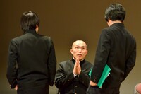 即興コントで橋本環奈役を務めたラブレターズ塚本（中央）と、ラブレターズ溜口（左）、うしろシティ阿諏訪（右）。