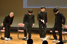 自らペイントした上履きをステージ上で履く（左から）ラブレターズ、うしろシティ。