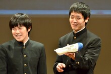 自身がペイントした上履きを手にする、うしろシティ金子（右）と、ラブレターズ溜口（左）。