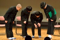 うしろシティ阿諏訪（右端）が「ASUWAMAN」とペイントした上履きに注目する、（左から）ラブレターズ、うしろシティ金子。