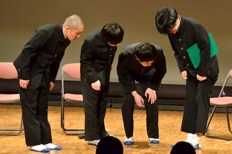 うしろシティ阿諏訪（右端）が「ASUWAMAN」とペイントした上履きに注目する、（左から）ラブレターズ、うしろシティ金子。