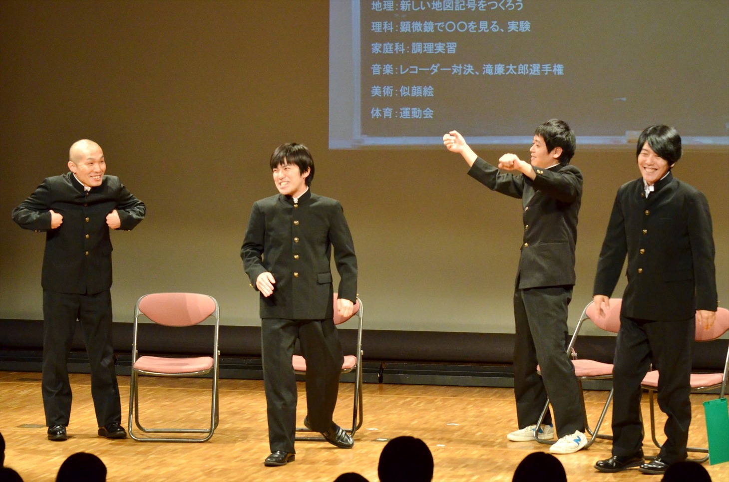 DVD発売記念トークライブ「居残り全校集会」に出席した（左から）ラブレターズ、うしろシティ。