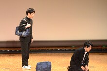 コント「転校生」を演じるうしろシティ。