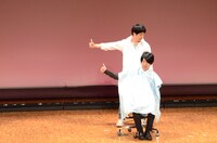 コント「美容院」のワンシーン。