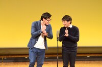 アルコ＆ピースの漫才「忍者」のワンシーン。