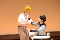 コント「人探し」のワンシーン。