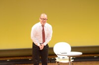 ルシファー吉岡のコント「ショッピングチャンネル」のワンシーン。