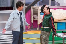 左から東京03飯塚と浜野謙太。(c)「ウレロ☆無限大少女」製作委員会