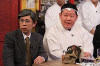 （左から）ナインティナイン岡村と、三中元克。