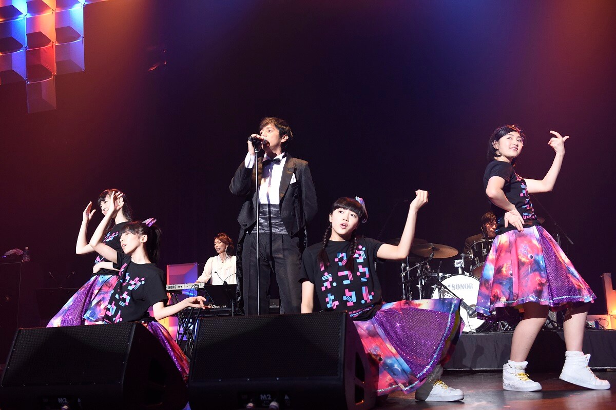 チュート徳井がタキシード姿で下ネタ熱唱、バックダンサーにエビ中も