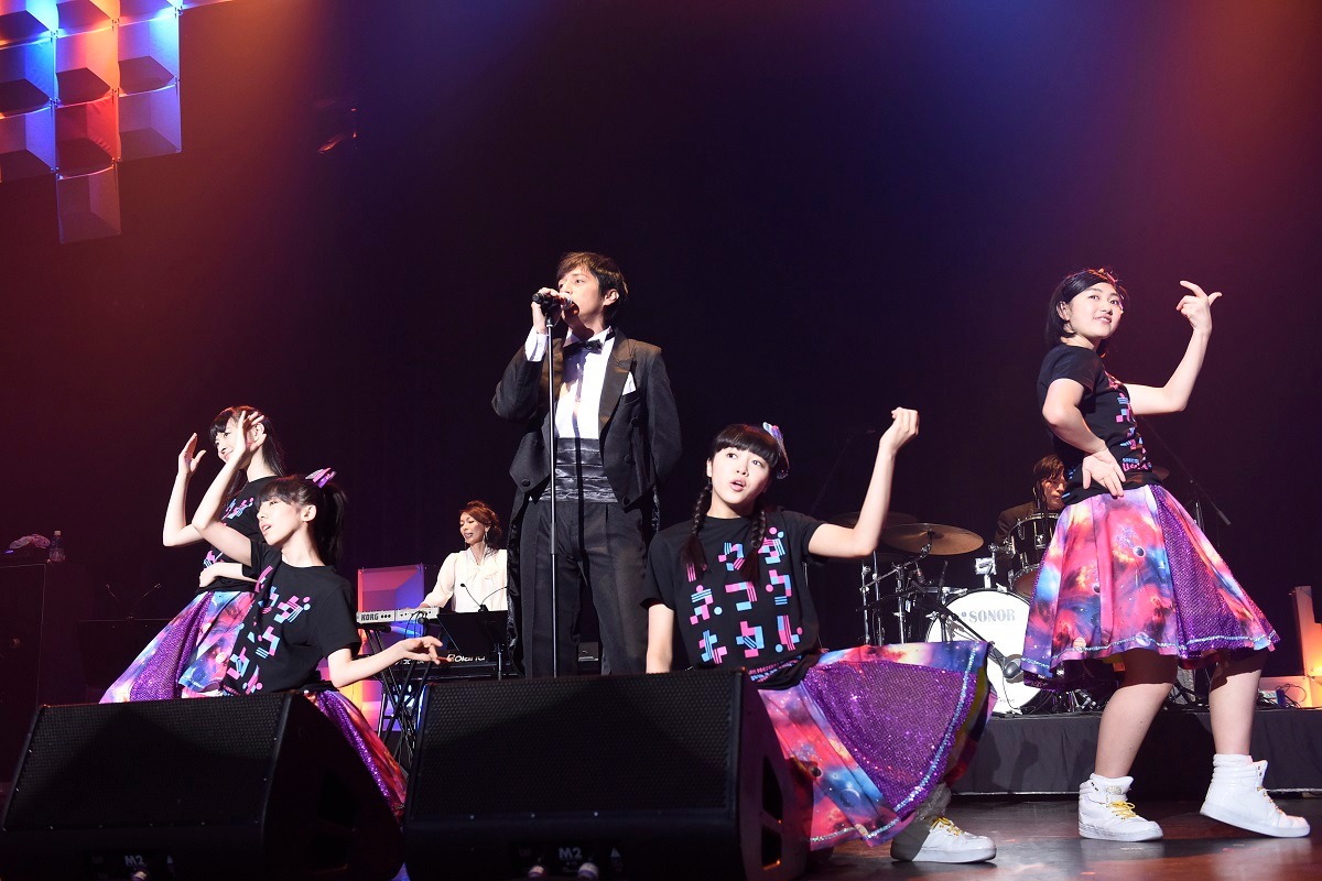 私立恵比寿中学のダンスをバックに熱唱するチュートリアル徳井。（撮影：釘野孝宏）