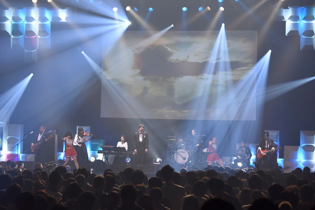チュートリアル徳井率いる鴬谷フィルハーモニーによるライブの様子。（撮影：釘野孝宏）
