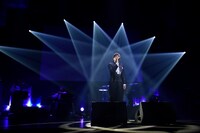 チュートリアル徳井率いる鴬谷フィルハーモニーによるライブの様子。（撮影：釘野孝宏）