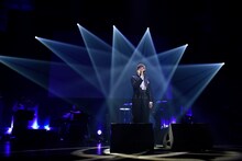 チュートリアル徳井率いる鴬谷フィルハーモニーによるライブの様子。（撮影：釘野孝宏）