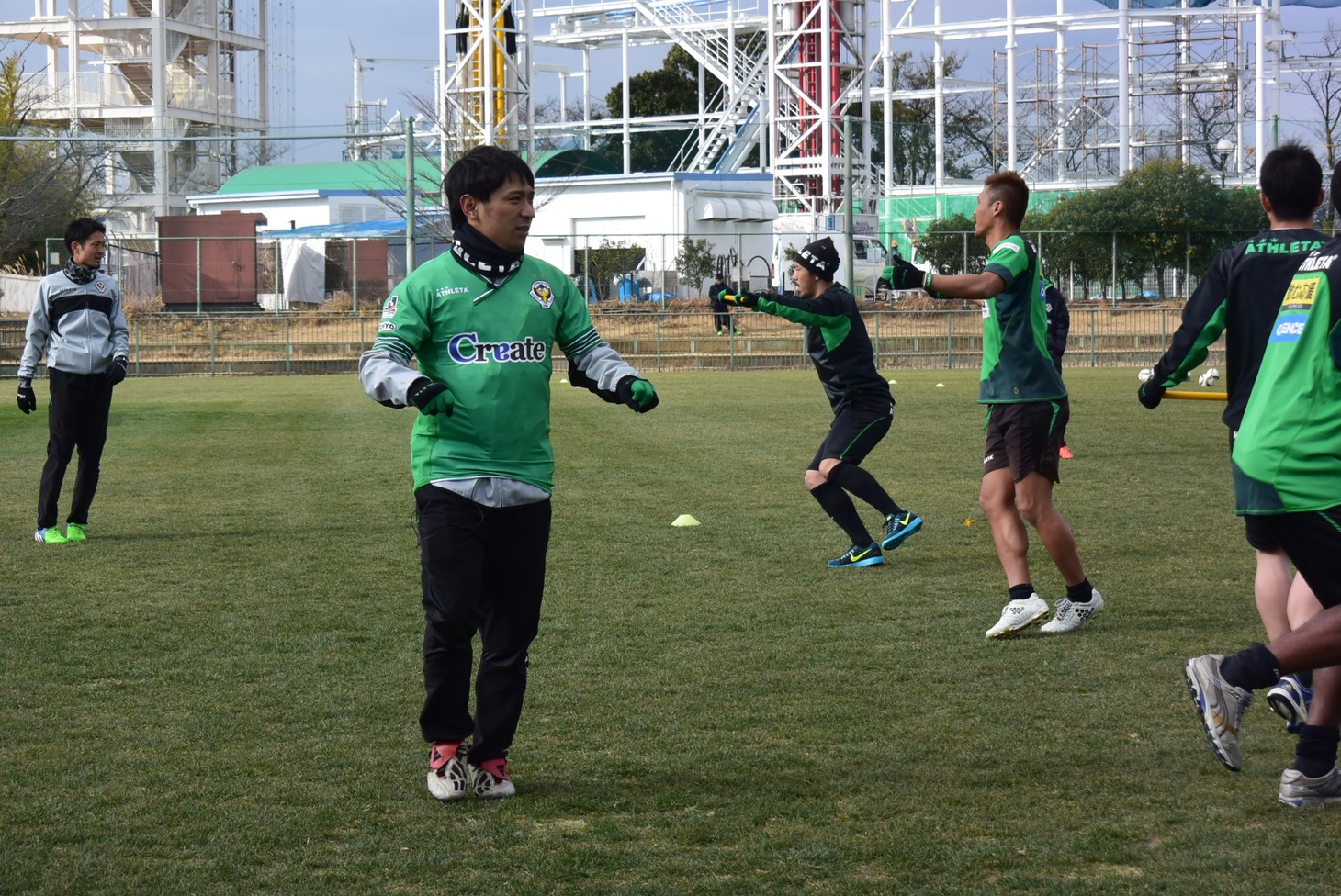 選手のウォーミングアップに参加するアルコ＆ピース酒井。(c)テレビ朝日