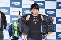 自らの着ているOLD NAVYのウェアを披露するNON STYLE井上。