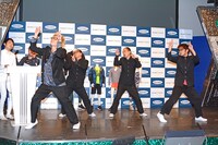 ダンス「『ペリー来航』OLD NAVY アクティブウェアバージョン」を披露するトレンディエンジェルとエグスプロージョン。