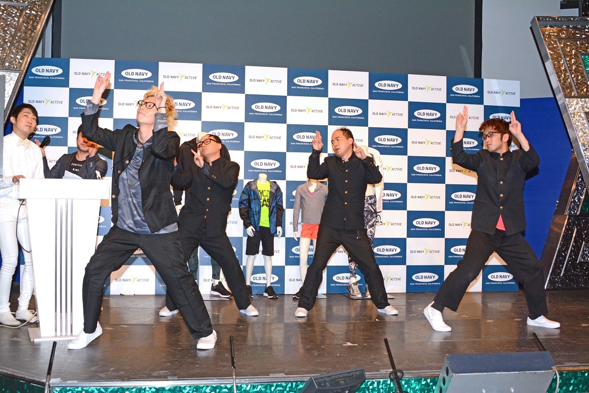 ダンス「『ペリー来航』OLD NAVY アクティブウェアバージョン」を披露するトレンディエンジェルとエグスプロージョン。